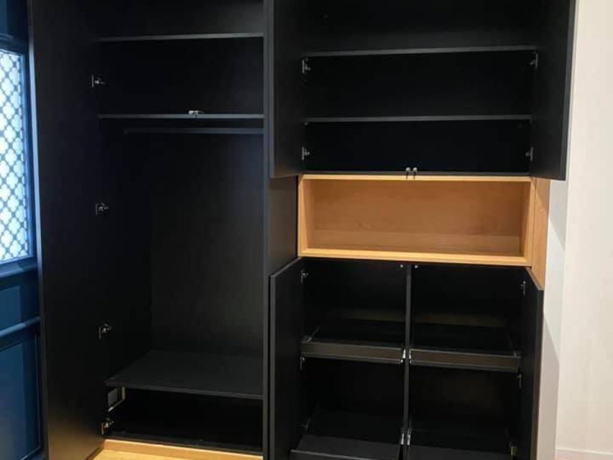 Réalisation d'un dressing, rangement sur mesure par Arts Menuiserie Agencement, menuisier à Rouen