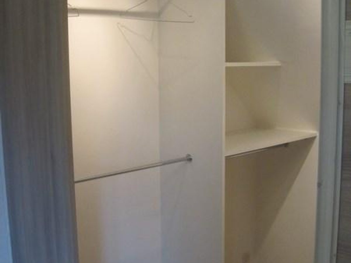 Réalisation d'un dressing, rangement sur mesure par Arts Menuiserie Agencement, menuisier à Rouen