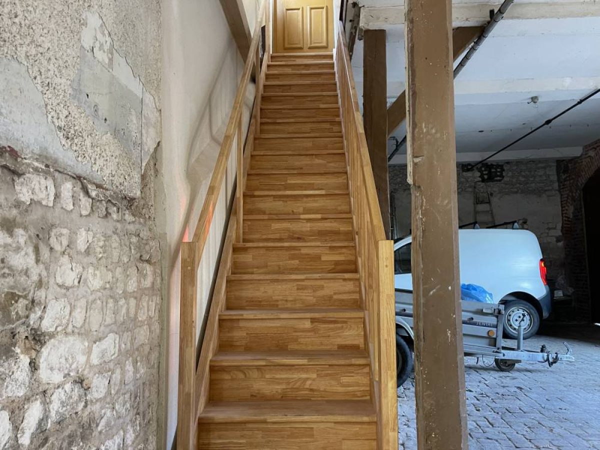 Réalisation d'un escalier par Arts Menuiserie Agencement, menuisier à Rouen