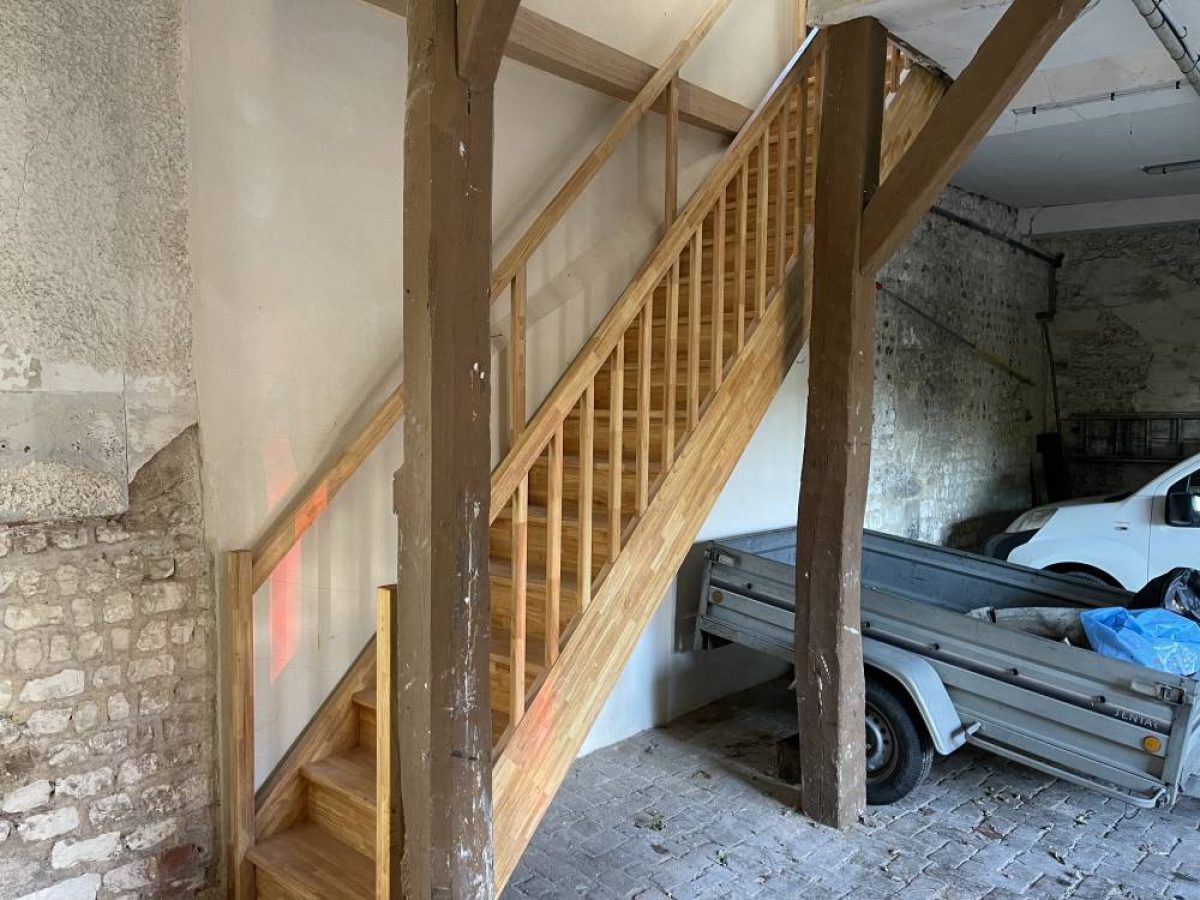 Réalisation d'un escalier par Arts Menuiserie Agencement, menuisier à Rouen