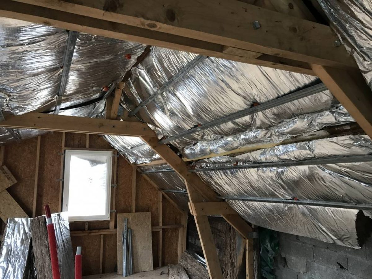 Réalisation d'une isolation par Arts Menuiserie Agencement, menuisier à Rouen