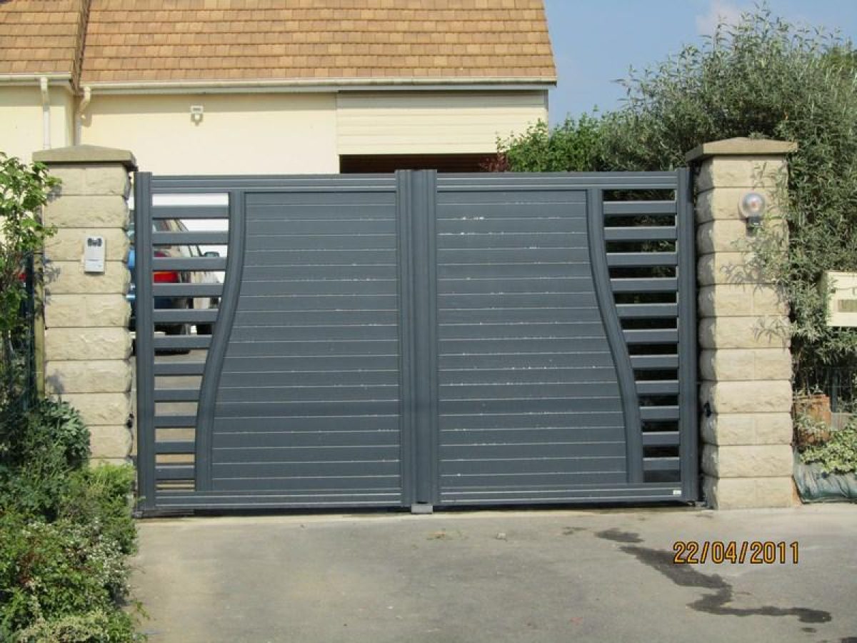 Réalisation d'un portail par Arts Menuiserie Agencement, menuisier à Rouen