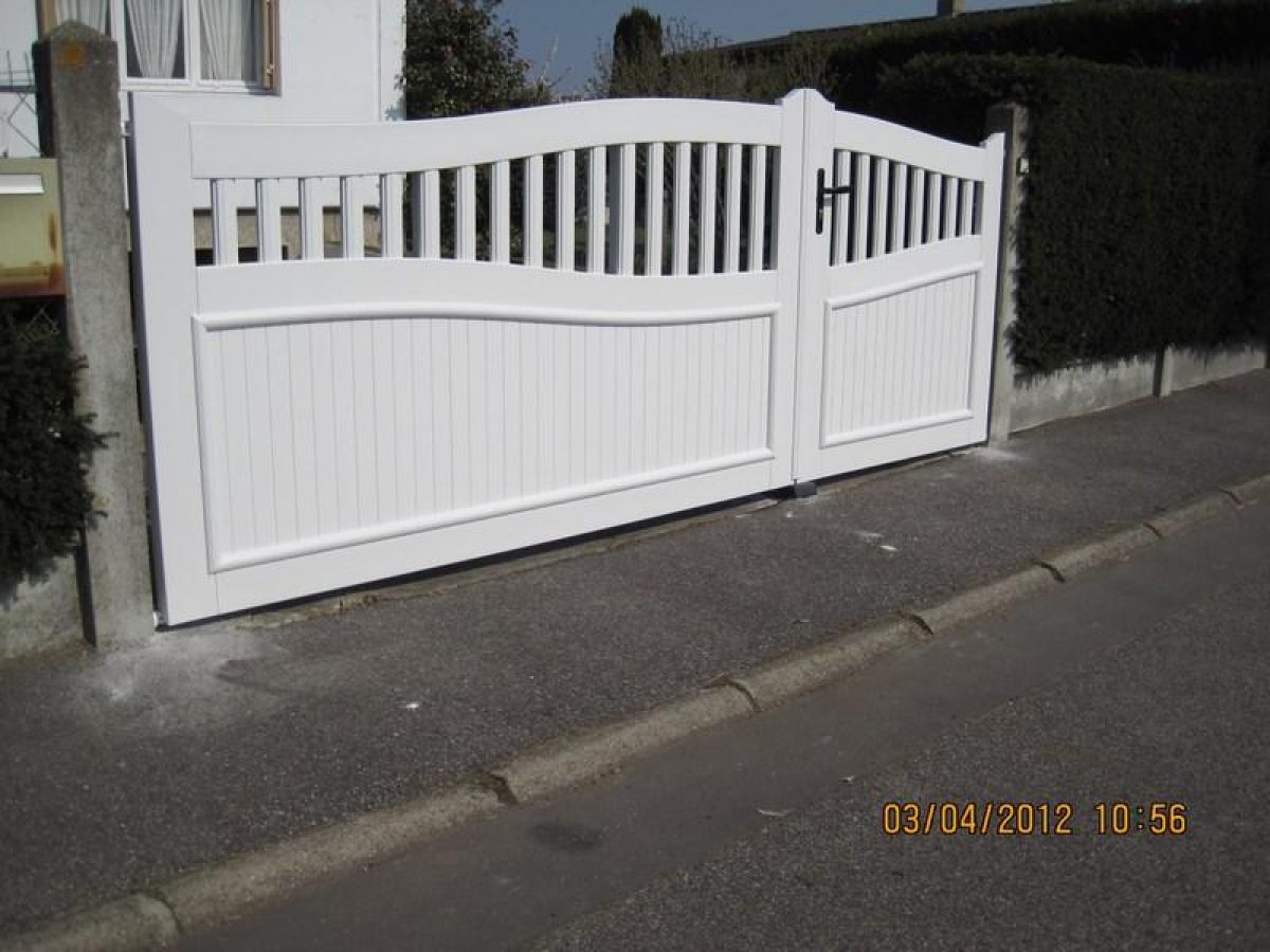 Réalisation d'un portail par Arts Menuiserie Agencement, menuisier à Rouen