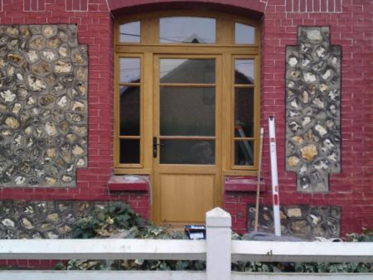 Réalisation d'une porte d'entrée par Arts Menuiserie Agencement, menuisier à Rouen