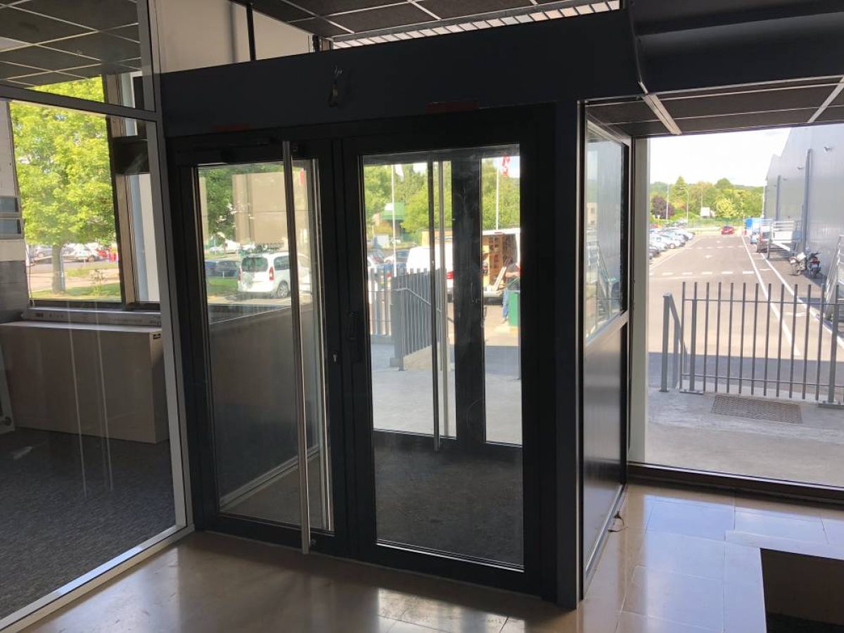 Réalisation d'une porte d'entrée par Arts Menuiserie Agencement, menuisier à Rouen