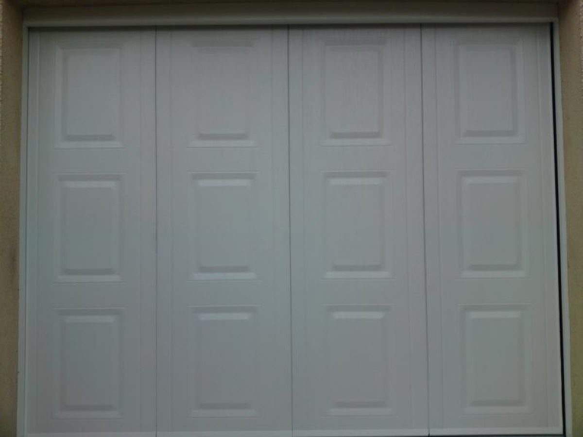 Réalisation d'une porte de garage par Arts Menuiserie Agencement, menuisier à Rouen