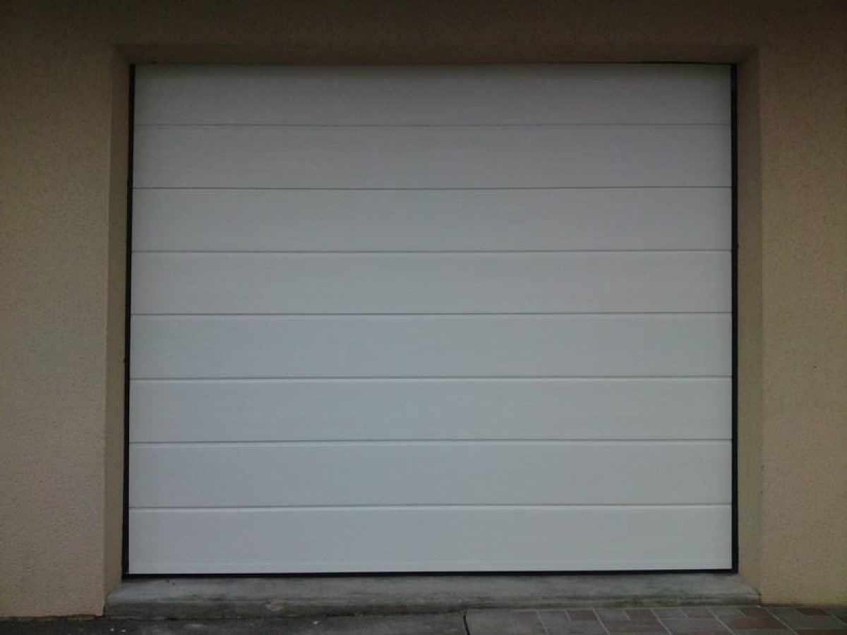 Réalisation d'une porte de garage par Arts Menuiserie Agencement, menuisier à Rouen