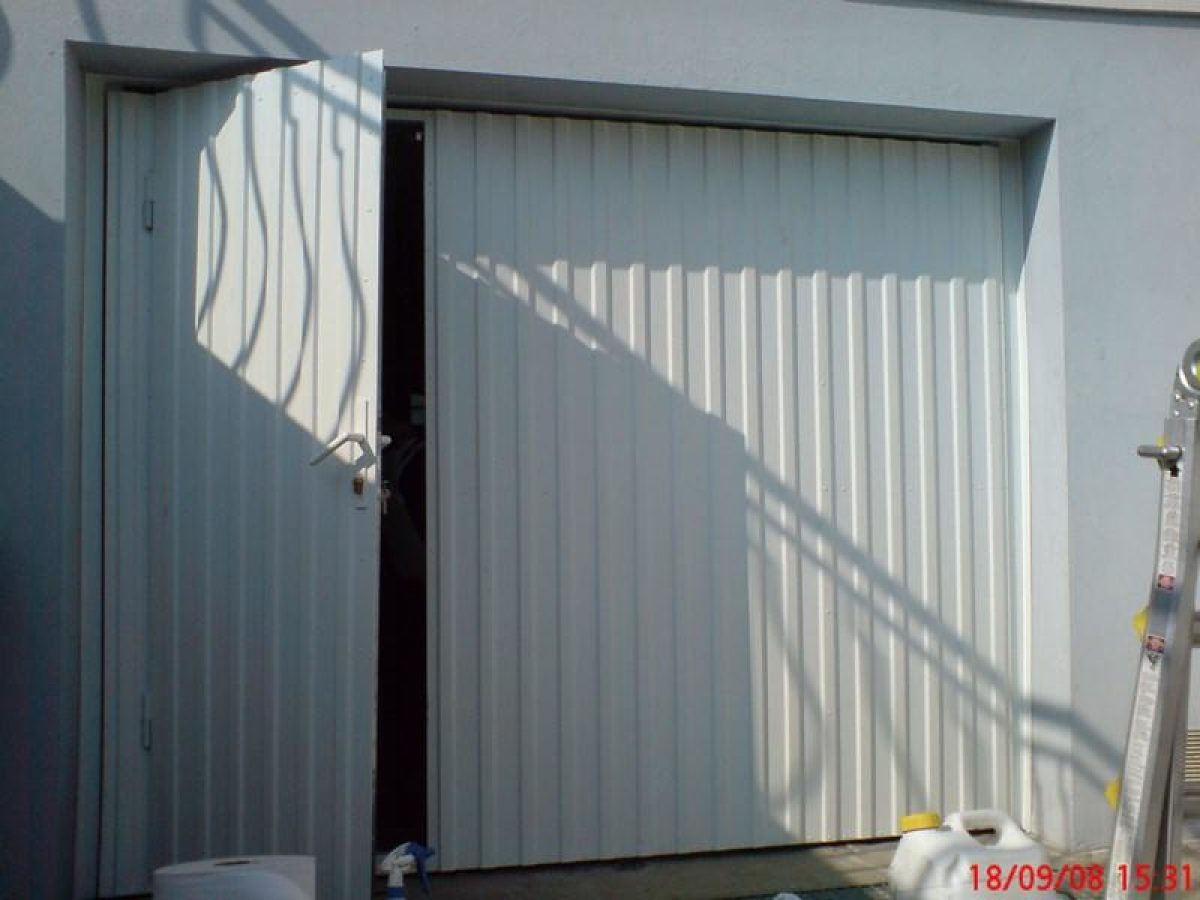 Réalisation d'une porte de garage par Arts Menuiserie Agencement, menuisier à Rouen