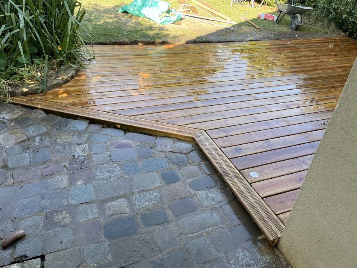 Réalisation d'une terrasse bois par Arts Menuiserie Agencement, menuisier à Rouen